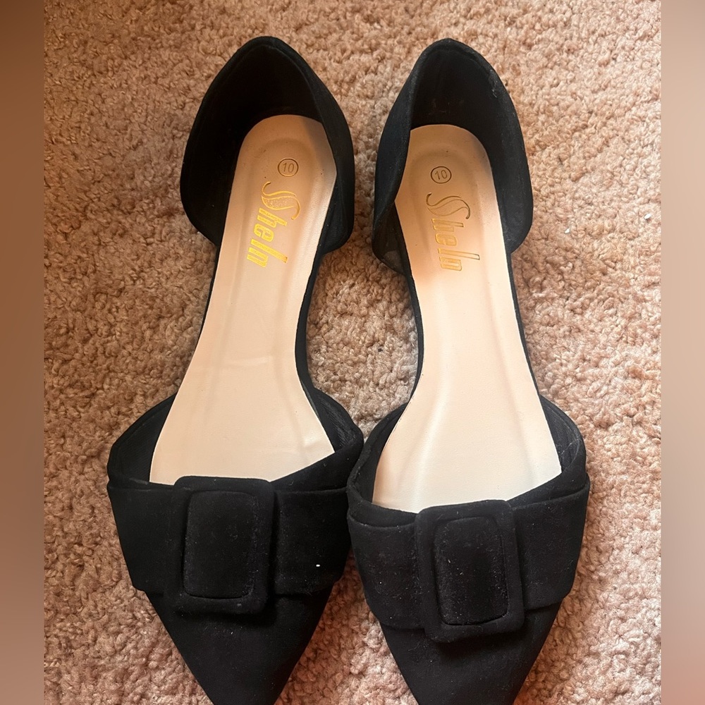 Black Flats w/ buckle in front. Great Condition.